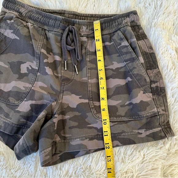 Athleta Farallon Women’s Brown Camo Shorts Size: 6 - Picture 4 of 10